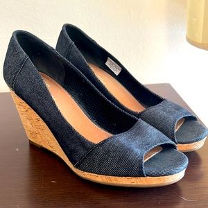 Toms denim cork wedge shoes in size 8.5! Super stylish and cute!